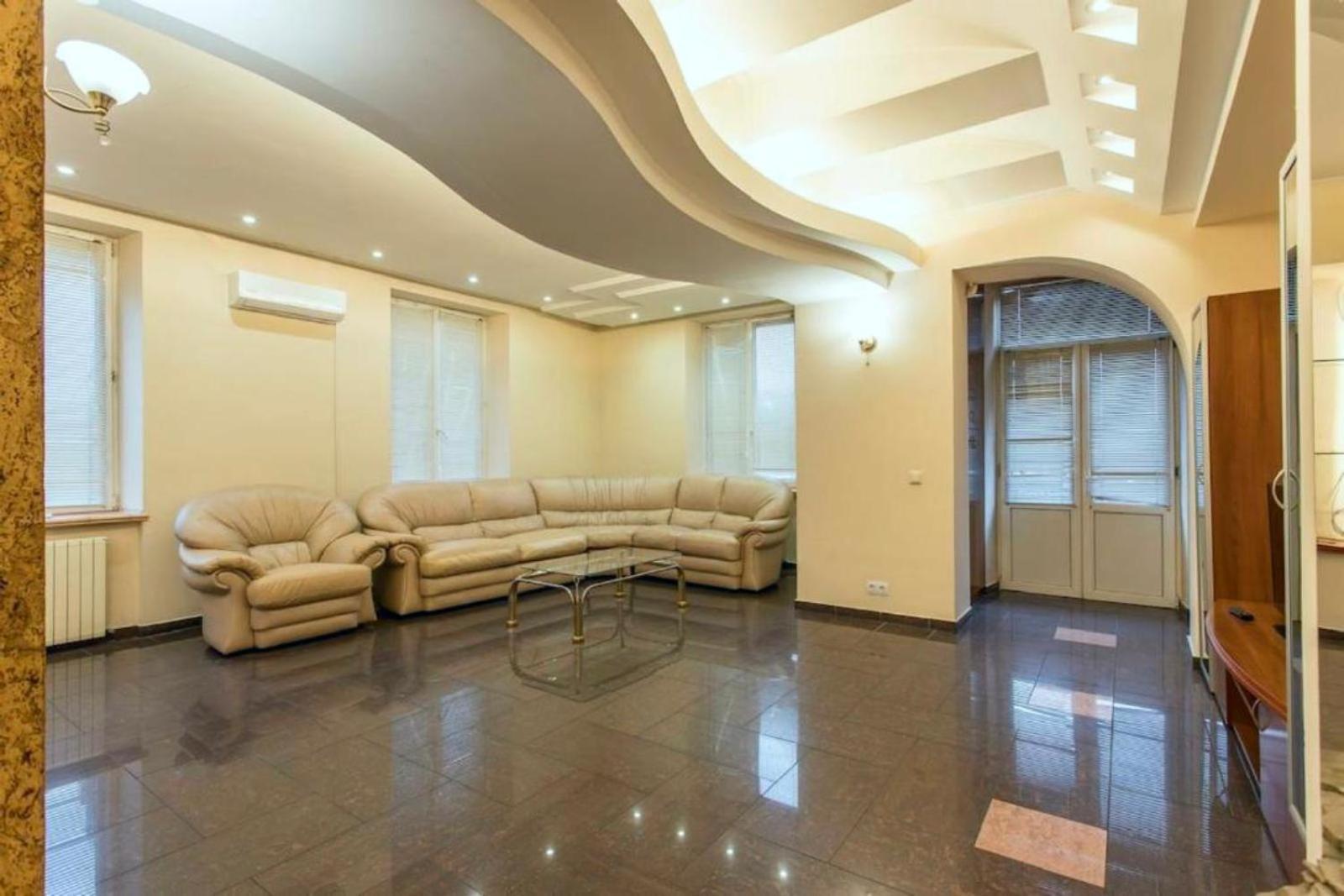 Large 3-room With Panoramic Views And On-site Parking Included