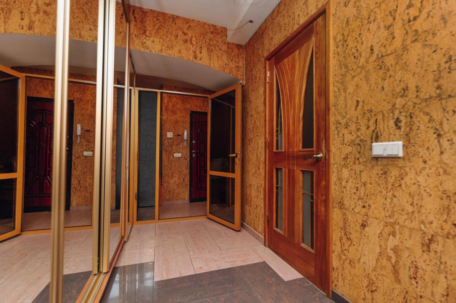 Large 3-room With Panoramic Views And On-site Parking Included Chişinău